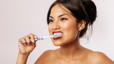 ¿Por qué no deberías lavarte los dientes justo después de vomitar?