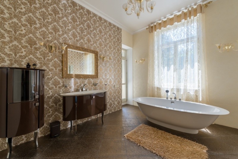 En el baño se pueden ver alfombras de tela o de plástico. Foto de Max Rahubovskiy en Pexels.  