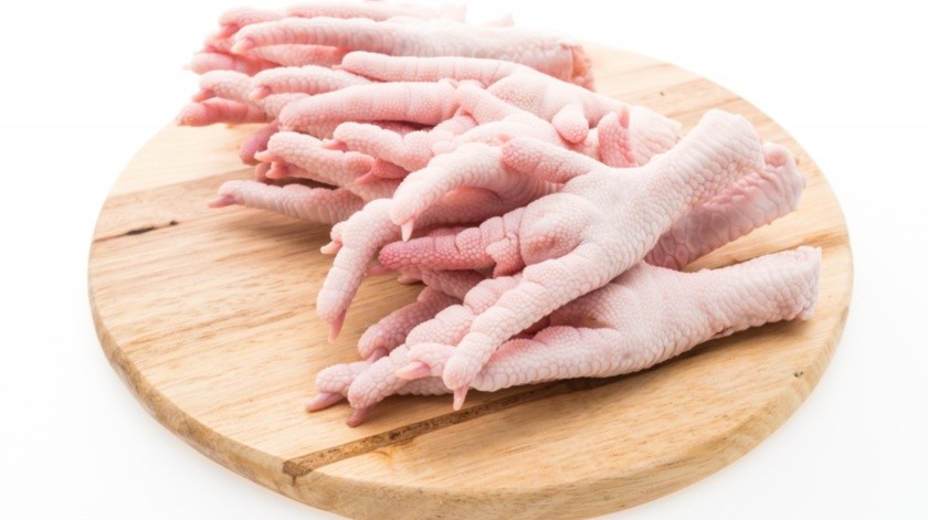 Las patitas de pollo son una buena opción para producir colágeno, según la Profeco.(Imagen por mrsiraphol en Freepik)