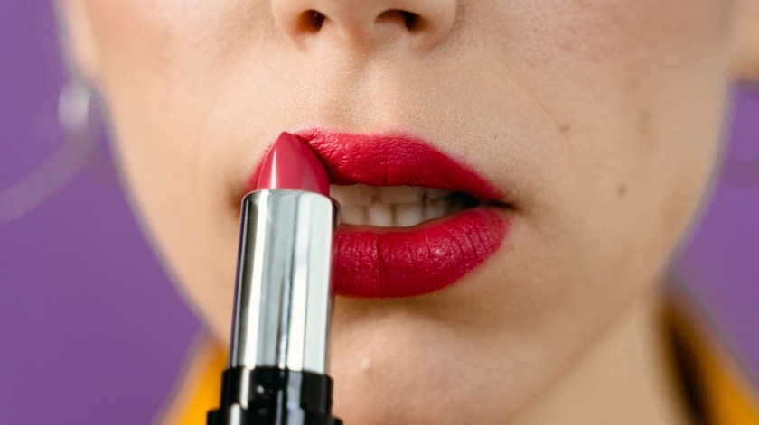 El lip blushing podría ser lo que buscan aquellas personas que buscan la ilusión de unos labios más carnosos y coloridos(MART PRODUCTION/Pexels)
