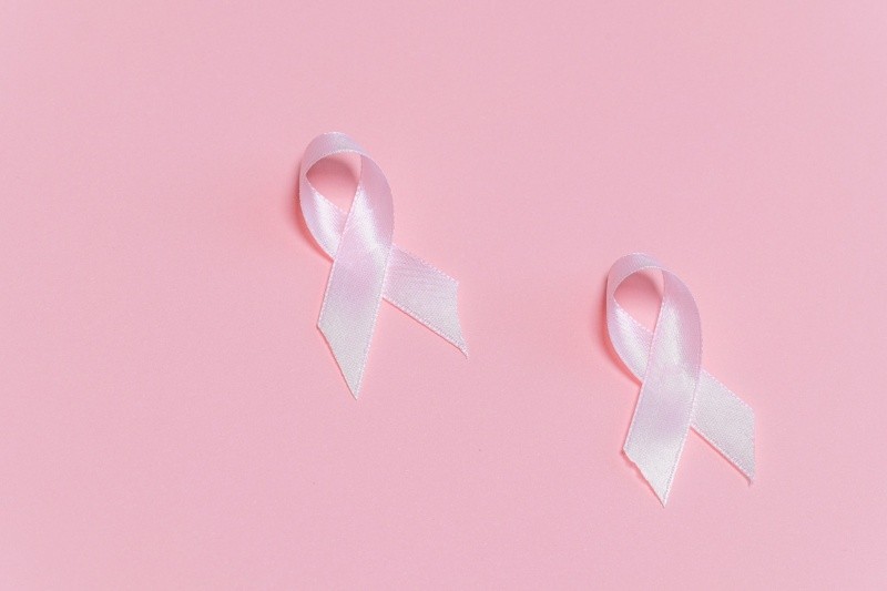 El cáncer de este tipo con una  tumorectomía, se puede extirpar el tumor de la mama. Foto de Anna Shvets en Pexels.  