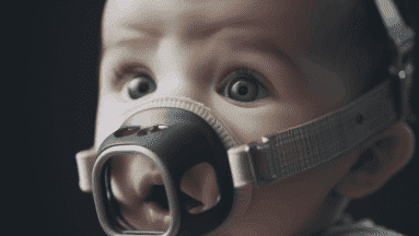'Baby mute', la máscara para silenciar bebés creada con IA que indignó a madres y padres