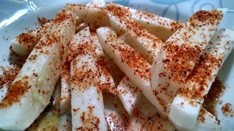 Muchas personas disfrutan de la jícama en jícama cruda rociadas con jugo de limón y espolvoreadas con chile en polvo y sal. FOTO:beethoak /pixabay
