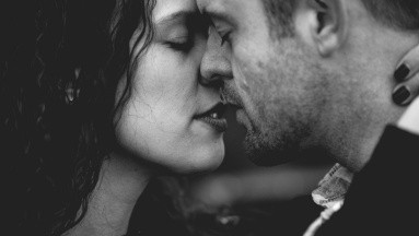 ¿Qué es el beso arcoíris durante las relaciones sexuales?