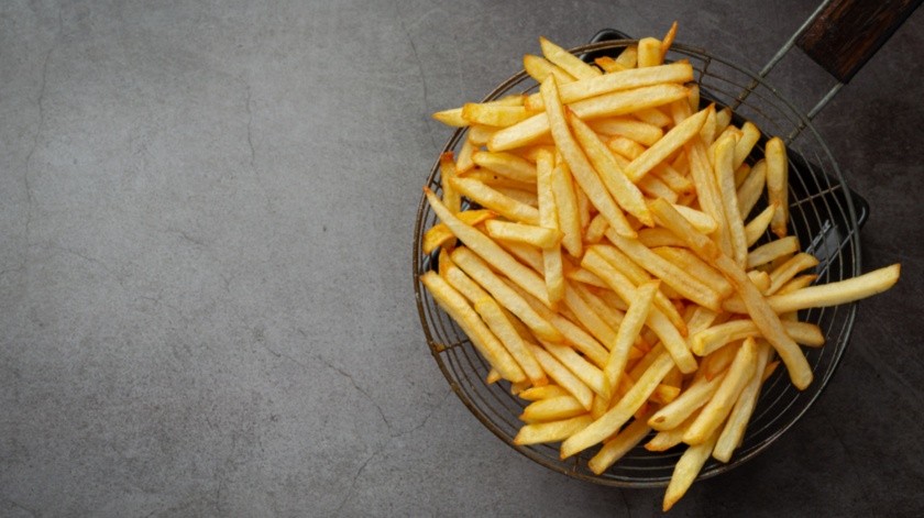 Investigadores chinos encontraron una fuerte asociación entre los alimentos fritos y la ansiedad y la depresión.(Freepik)