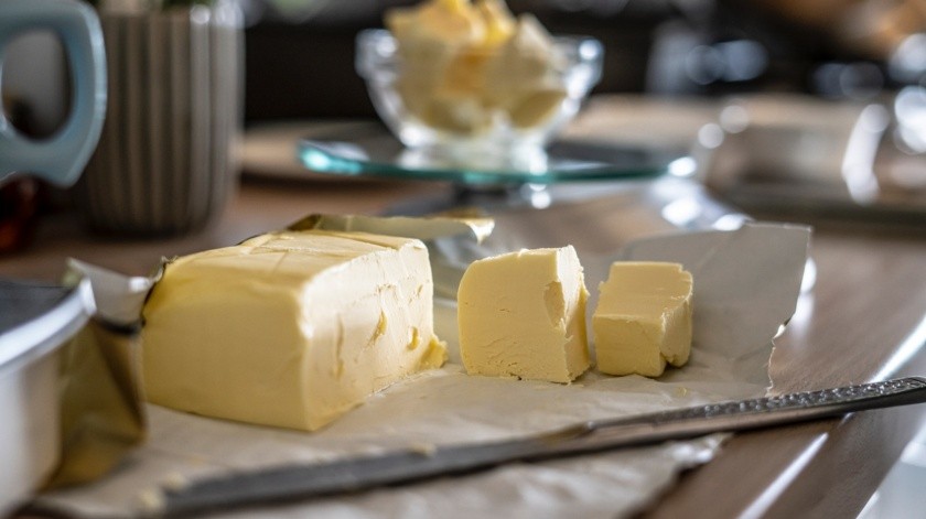 La mantequilla tiene un alto contenido de grasa saturada, que puede elevar su colesterol.(Sorin Gheorghita /UNSPLASH)