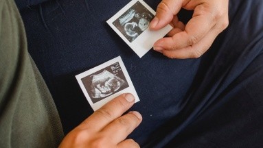 Una mujer sufre aborto de embarazo gemelar por presunta negligencia médica en el IMSS
