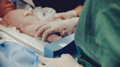 El raro caso de un bebé que nació con dos miembros y sin abertura anal