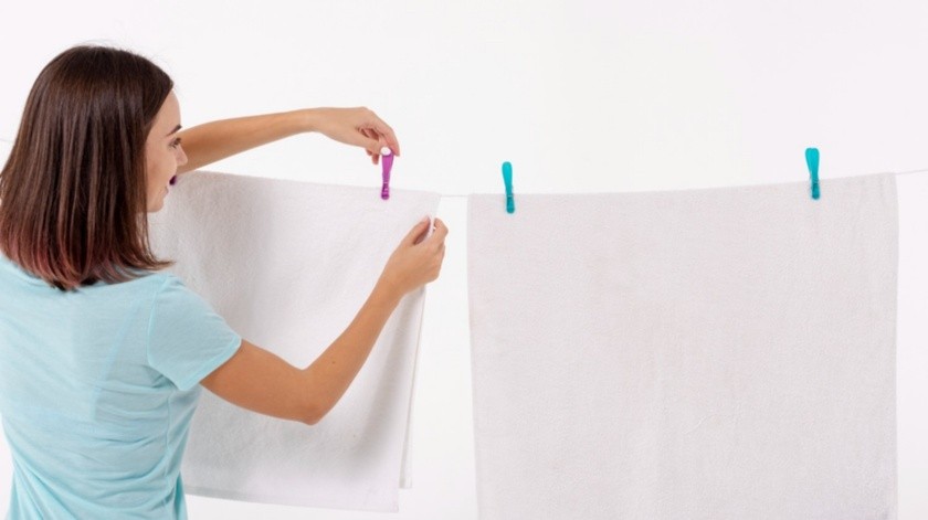 Colgar la ropa adecuadamente después de lavarla puede ayudar a que dure más tiempo.(Foto por Freepik)