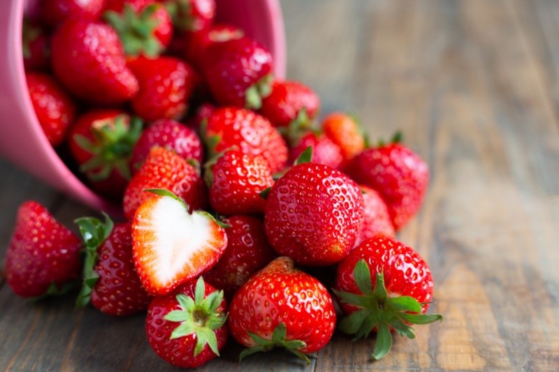 Las fresas son ricas en nutrientes de beneficio para la salud y se pueden conservar frescas con ciertos cuidados. Foto por Freepik 