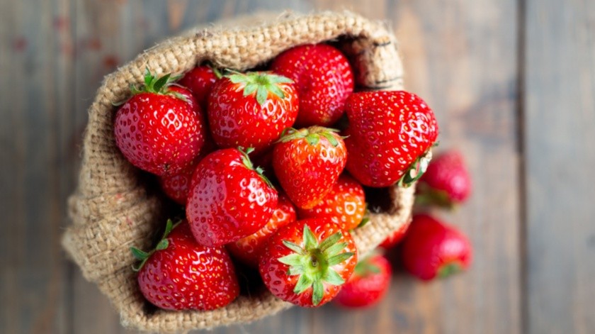 Ciertas medidas pueden ayudar a conservar las fresas por más tiempo.(Foto por Freepik)