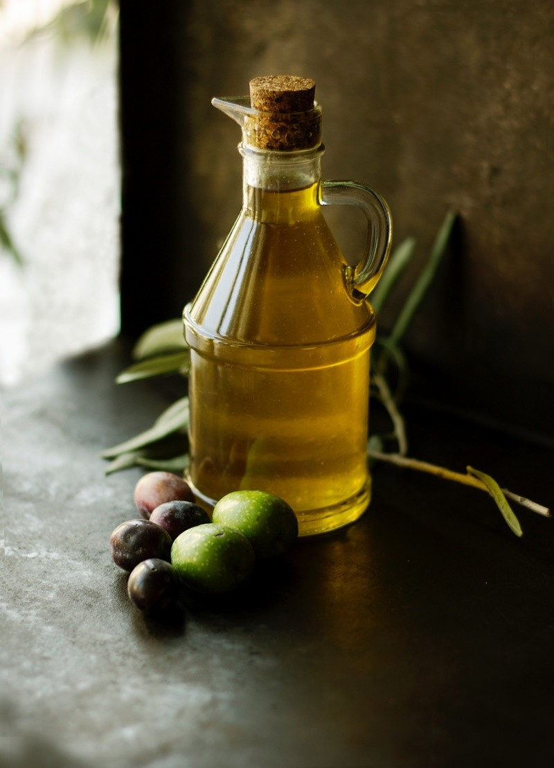 El aceite de oliva es un ingrediente importante para la  cocina mediterránea, es utilizado como aderezo de ensaladas y guisos, y hasta para freír patatas. FOTO: Roberta Sorge/Unsplash