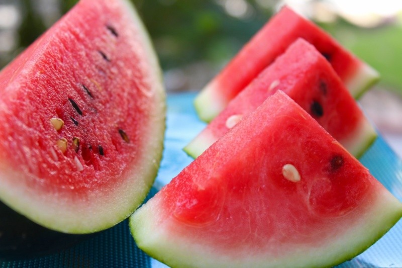 La sandía es una fruta perfecta para hidratarse durante el verano o temporada de calor. Foto de Rens D en Unsplash