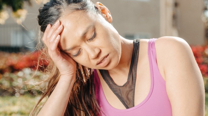 Las migrañas pueden resultar un dolor de cabeza muy fuerte e interrumpir hasta el sueño.(Kindel Media en Pexels.)