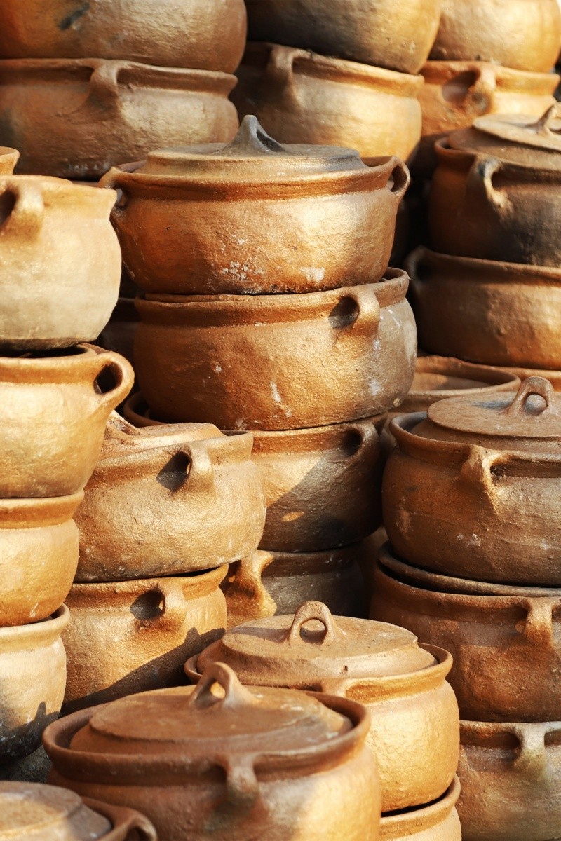 Las ollas de barro y otras artesanías que se usan para cocinar no deben tener esmalte. Foto de Furkan İsmail Dokuzlar en Pexels.  