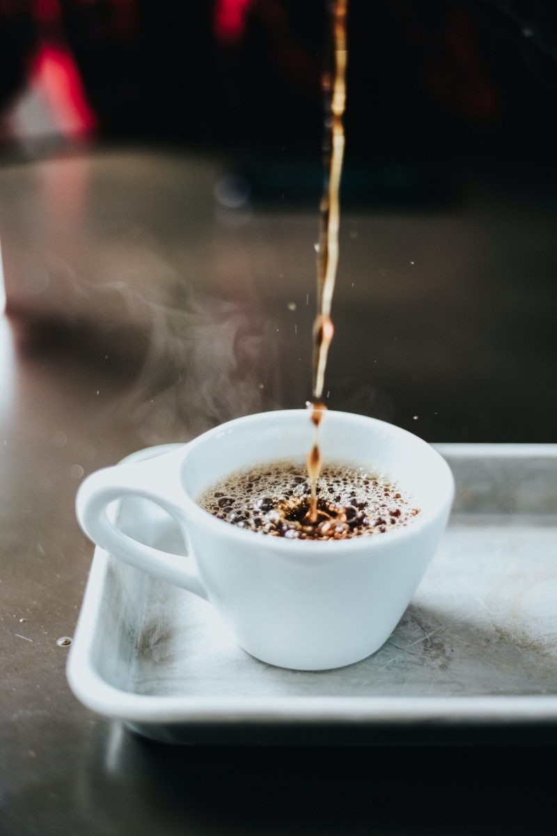 Si no deseas evitar el café, la recomendación siempres será beberlo después de tu desayuno. FOTO:Devin Avery/UNSPLASH