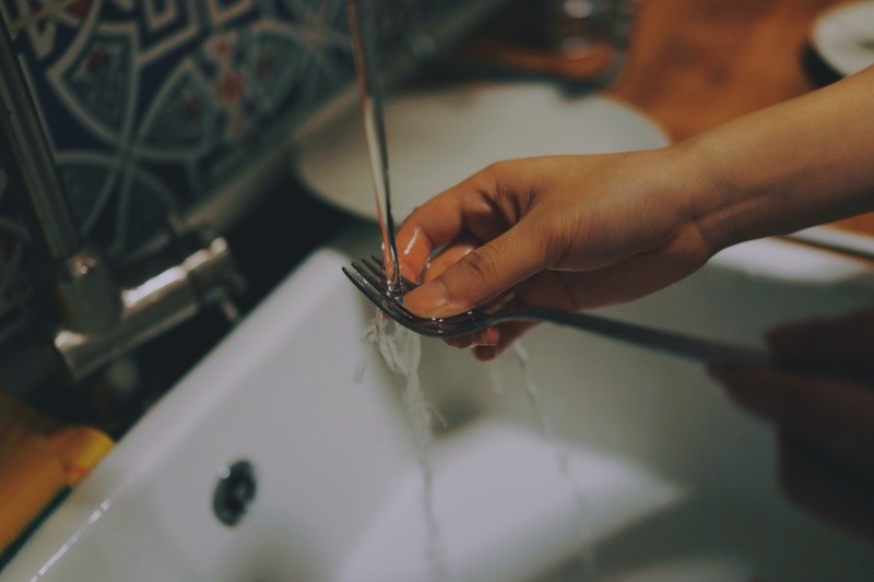 Lavar los platos es una tarea que requiere de seguir ciertos pasos para evitar el crecimiento de bacterias. Foto de Catt Liu en Unsplash 