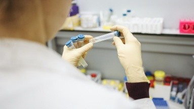 Virus sincitial:  FDA aprueba por primera vez una vacuna para combatirlo