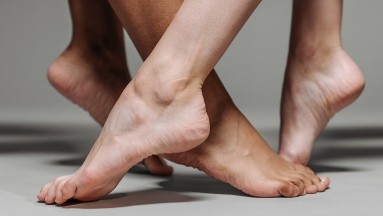 ¿Por qué se hinchan los pies? Causas comunes y qué hacer al respecto
