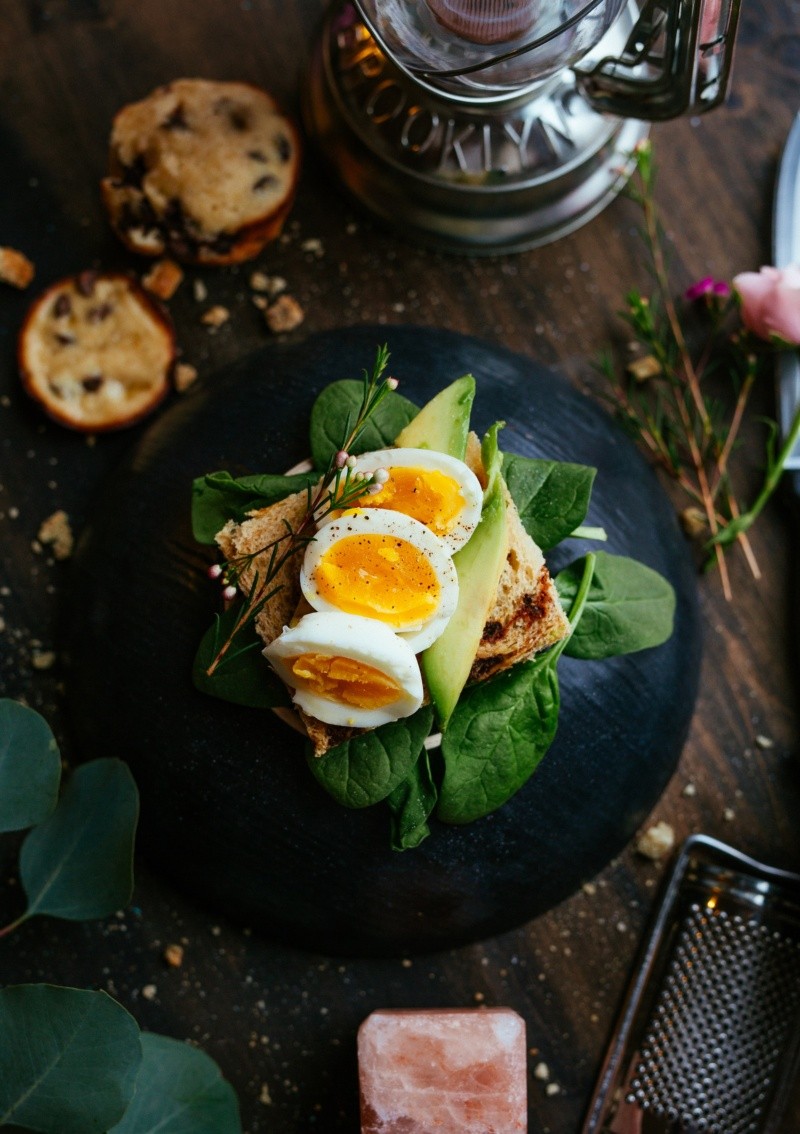 El huevo es un alimento muy versátil y puede disfrutarse de muchas formas durante el desayuno.  FOTO:Joseph Gonzalez/UNSPLASH