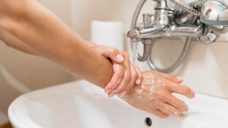 La higiene de manos adecuada puede ayudar a salvar vidas. Foto por Freepik 