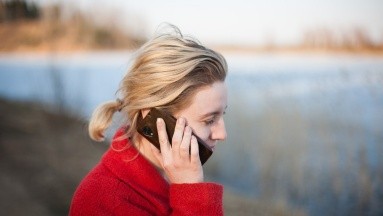 Hablar por celular por 30 minutos o más se asocia con más riesgo de hipertensión: Estudio
