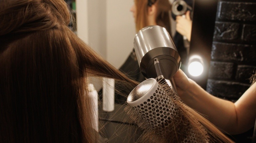 Uno de los mitos alrededor del cabello es el de cepillarlo 100 veces.(Foto de Daniel Kondrashin)