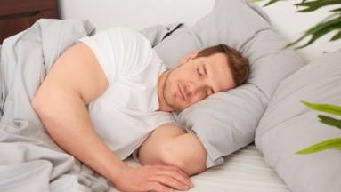 ¿Cuál es la mejor y la peor posición para dormir? Esto dicen expertos de Mayo Clinic
