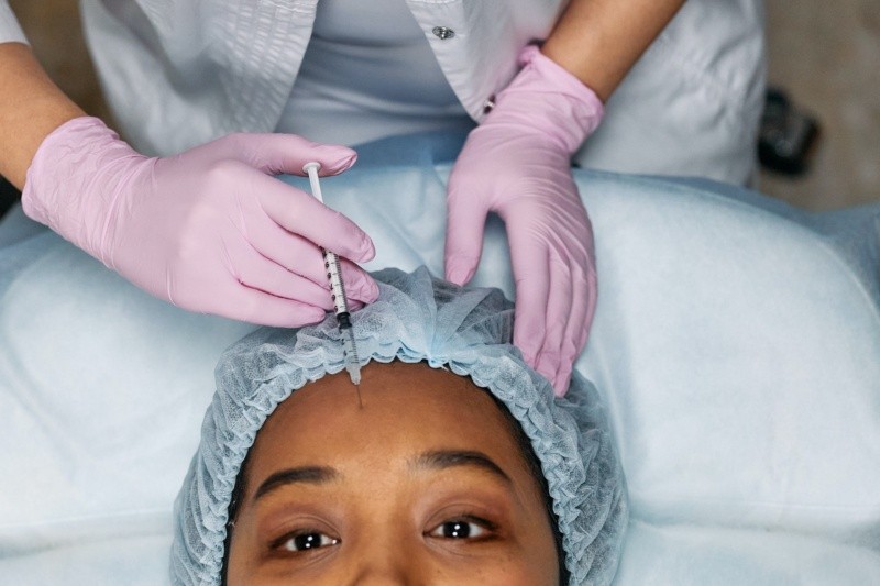 Para reducir la aparición de arrugas, algunas personas eligen inyectarse toxinabotulínica, pero cuando es aplicada en la frente podría afectar las emociones.FOTO:cottonbro studio/PEXELS 