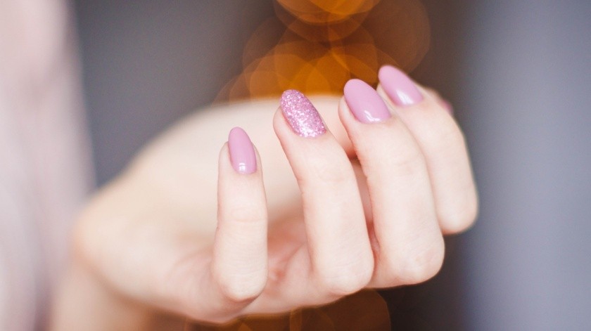 Las uñas pueden maltratarse cuando se usa mucho producto agresivo como por ejemplo esmaltes.(Valeria Boltneva en Pexels.)