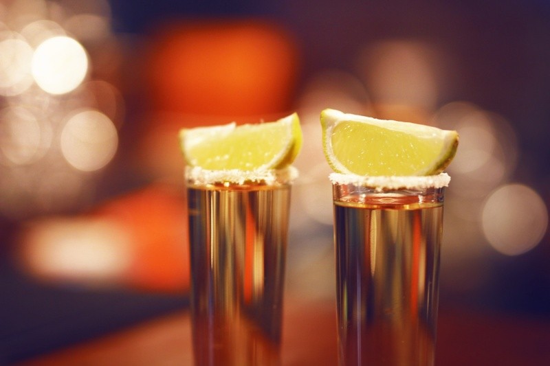 Por lo general, el tequila suele ser acompañado con limón y sal para aligerar un poco su fuerte sabor. FOTO:Alena Plotnikova/UNSPLASH