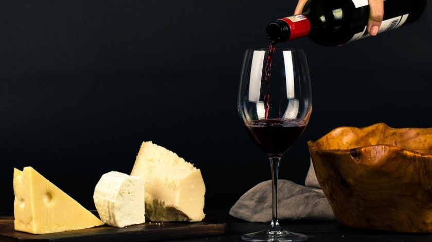 El queso es muy consumido con algunas bebidas como el vino.(Foto de Polina Tankilevitch en Pexels.)
