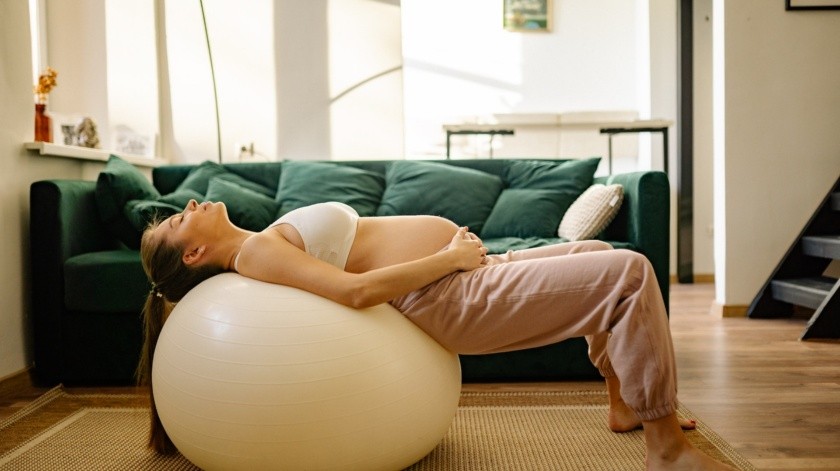 El yoga ayuda durante el embarazo.(Foto de Yan Krukau en Pexels.)