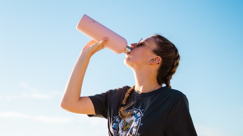 Tanto el agua como la leche pueden ayudar a hidratar el cuerpo(Dylan Alcock/UNSPLASH)