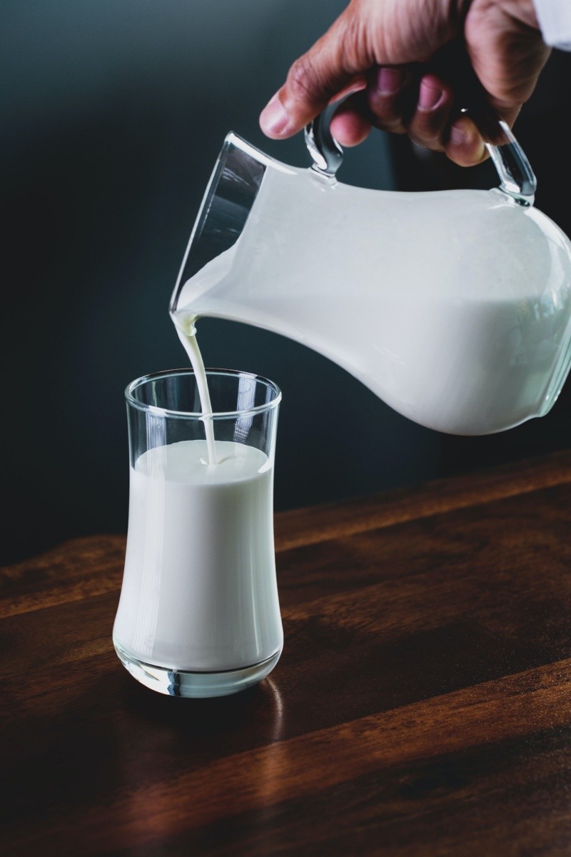 Investigadores descubrieron que la leche podría hidratar de mejor manera que la ingesta de agua. FOTO: Eiliv Aceron/UNSPLASH