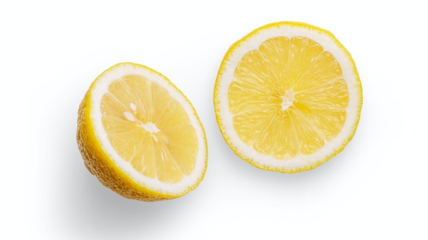 El limón como limpiador natural y económico para el hogar.(Mockup Graphics/UNSPLASH)