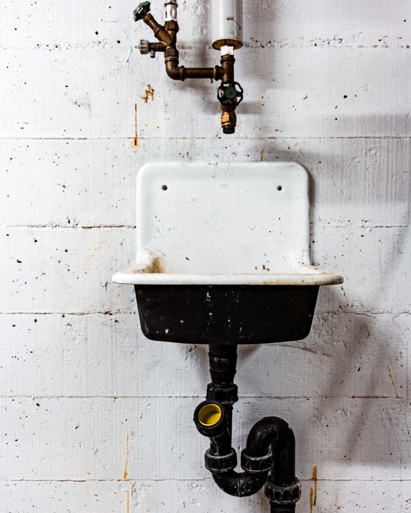 Cuando una persona infectada con hepatitis usa el baño y no se lava las manos correctamente, puede dejar rastros del virus en las superficies del baño FOTO:Daniel Fazio/UNSPLASH
