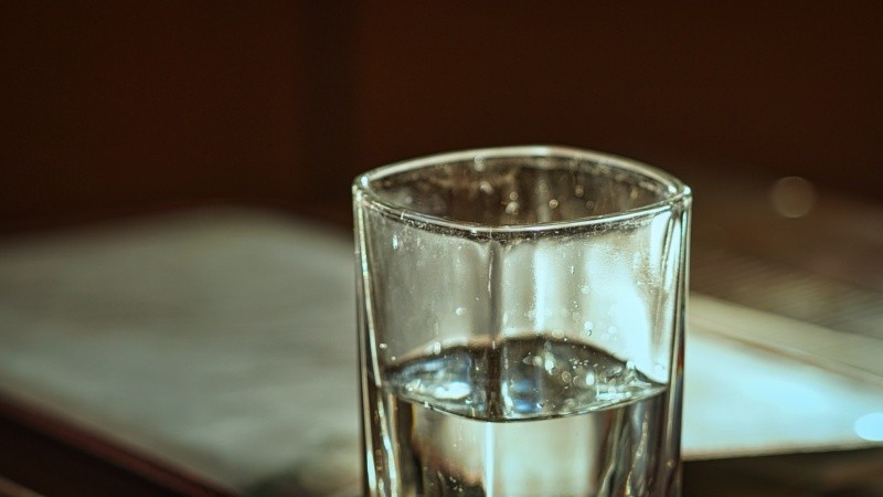 Recuerda beber suficiente para mantener tu cuerpo hidratado y saludable FOTO:Thomas Kinto/UNSPLASH