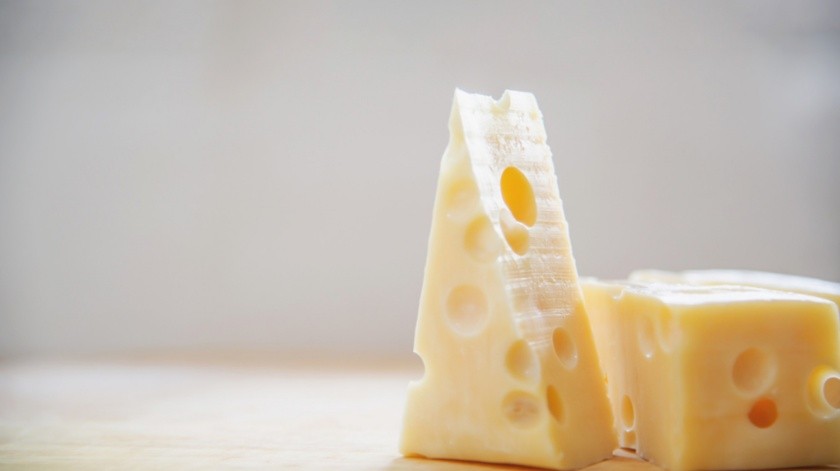 Por seguridad alimentaria, es importante ver que el queso esté en buen estado antes de consumirlo.(Foto por jcomp en Freepik)