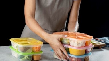 ¿Usas bien los envases para guardar y calentar alimentos? La OCU explica cómo hacerlo