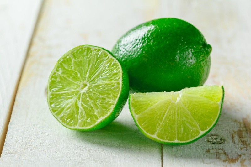 Algunas personas recomiendan aplicar el limón directamente sobre la piel para aclarar su tono. Foto: Unsplash