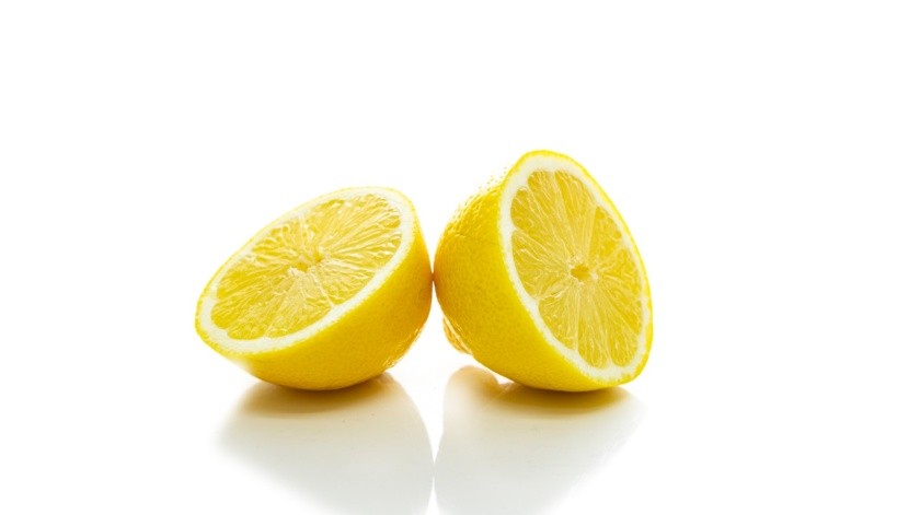 El limón contiene nutrientes de beneficio, pero no se debe aplicar sobre la piel.(Foto en Freepik)