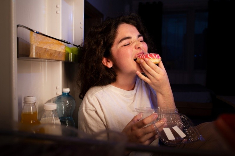 Para algunas personas, la alimentación es una vía de escape de sus emociones. Foto: Freepik