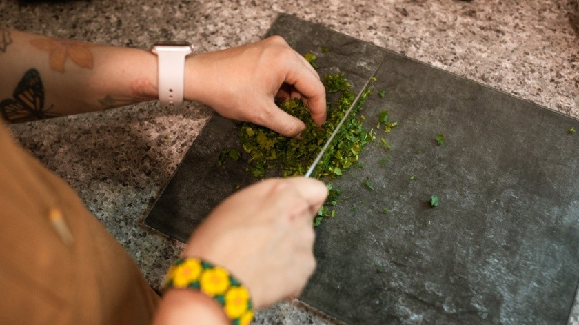 El cilantro se puede comer salteado con alimentos o picado para adornar alguna comida.(Foto de RDNE Stock project en Pexels.)
