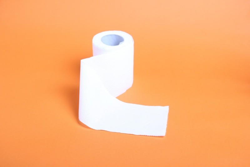 Si se deja el papel higiénico fuera del inodoro, puede haber una mayor exposición a gérmenes y bacterias. FOTO:auf Alvi/UNSPLASH