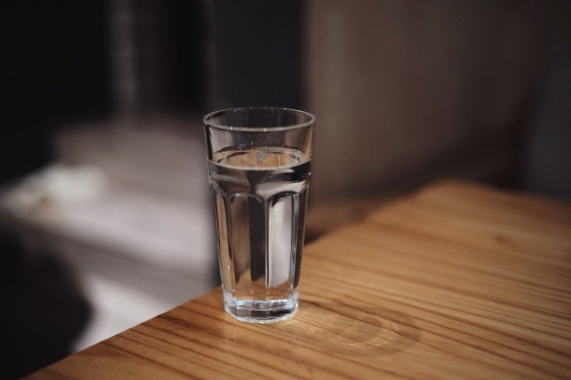 El agua es la principal recomendación para hidratarse. Foto de 21 swan en Unsplash