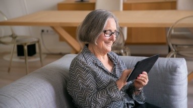 Un adulto mayor que usa internet puede disminuir el deterioro cognitivo: Estudio