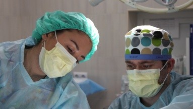 Mujer con 36 semanas de embarazo se somete a una cirugía para quitar un tumor cerebral