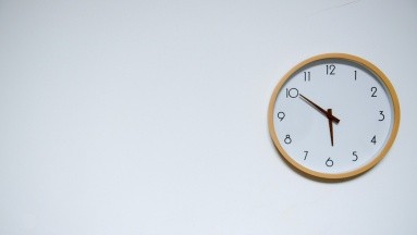 Insomnio: Mirar el reloj aumenta la privación del sueño al dormir, según estudio