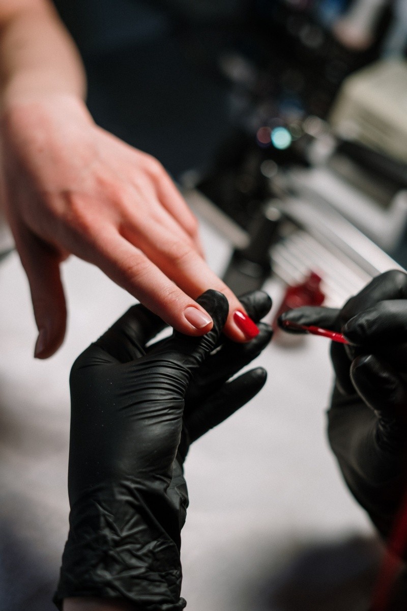 Es indispensable el uso de guantes resistentes a productos químicos como método de prevención. FOTO:cottonbro-studio/PEXELS